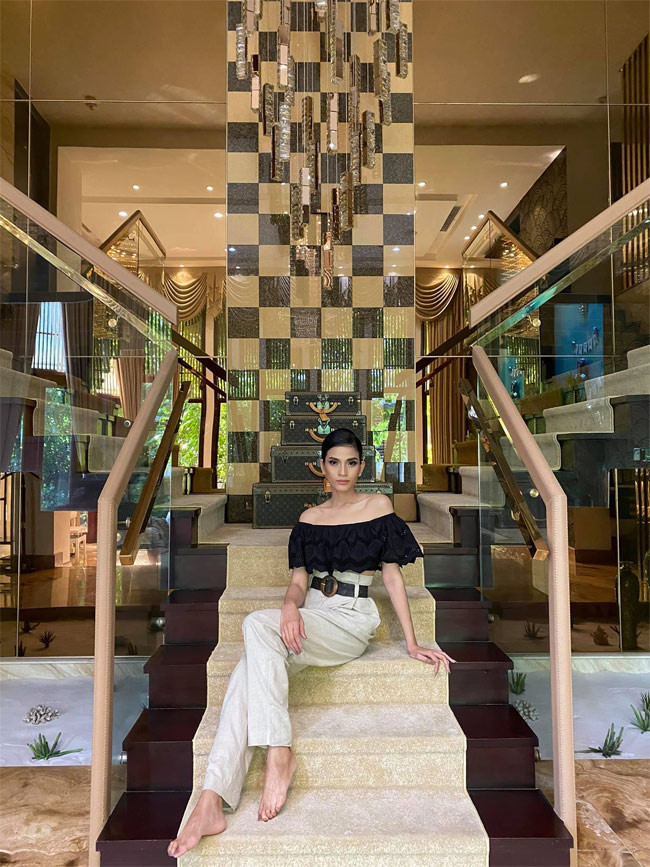 Đầu năm 2019 người đẹp sinh năm 1988 giành được giải thưởng Người con của Đức Phật. Đây là giải thưởng Phật giáo dành cho những cá nhân, tập thể trên thế giới có đóng góp tích cực cho việc quảng bá hình ảnh đạo Phật trên thế giới.