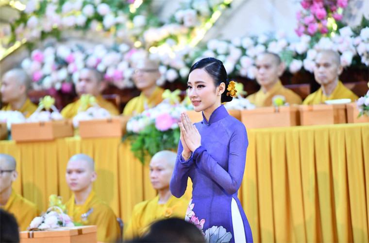 Nhiều người nhận xét nhan sắc của “bà mẹ nhí” ngày càng phúc hậu và đẹp hơn kể từ khi cô ăn chay và hướng Phật.