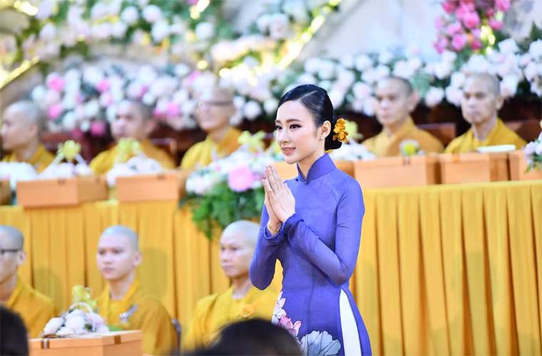 Nhiều người nhận xét nhan sắc của “bà mẹ nhí” ngày càng phúc hậu và đẹp hơn kể từ khi cô ăn chay và hướng Phật.