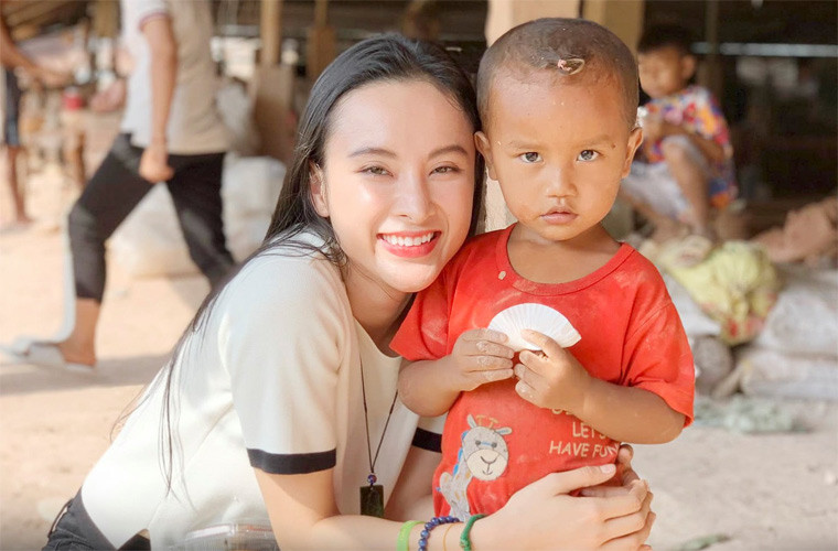 Khác với một Angela Phương Trinh váy áo hở hang, gây sốc, giờ đây người đẹp ăn vận giản dị.