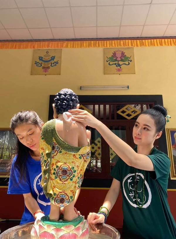 Nổi tiếng sớm nhưng Angela Phương Trinh cũng nhanh chóng trở thành một ngôi sao gây tranh cãi vì cách ăn mặc phản cảm cũng như đời sống riêng tư. Tuy nhiên thời gian gần đây, nữ diễn viên sinh năm 1995 gần như "lột xác" hoàn toàn khi chọn cho mình cuộc sống bình dị, tham gia các hoạt động thiện nguyện và ăn chay.