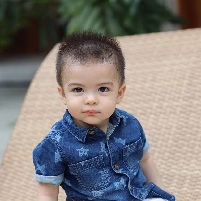 Jose có đôi mắt to tròn, sống mũi cao, khuôn mặt bầu bĩnh vô cùng đáng yêu.