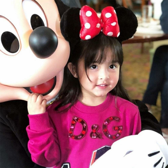 Zia tên thật là Maria Letizia Gracia-Dantes, sinh ngày 23/11/2015. Ngay từ khi chào đời, Zia đã khiến dân mạng mê mẩn vì vẻ đẹp tuyệt vời của bé.