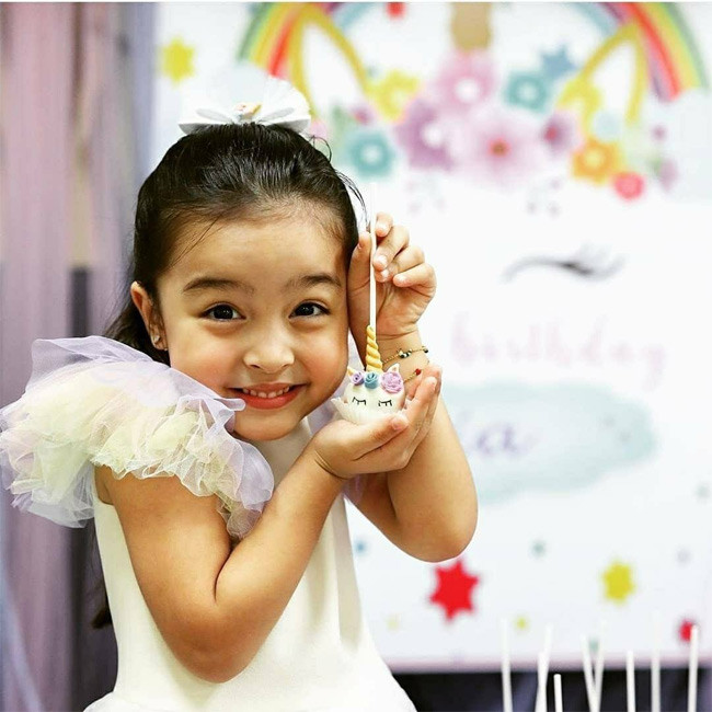 Zia hiện đang là người mẫu nhí rất đắt show quảng cáo.