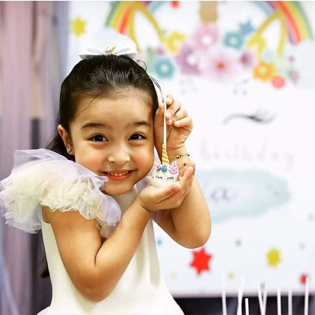 Zia hiện đang là người mẫu nhí rất đắt show quảng cáo.