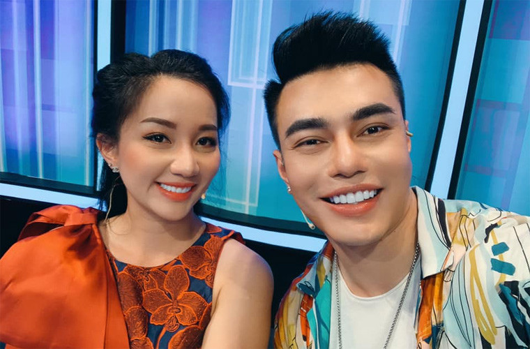 Nam diễn viên tâm sự, có thời điểm, khi vợ mang bầu, nhưng vì hai vợ chồng tiết kiệm tiền thuê tài xế nên Quỳnh Anh đã làm lái xe chở chồng đi về giữa Sài Gòn – Nha Trang để đi lưu diễn.