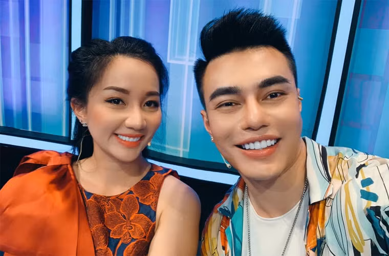 Nam diễn viên tâm sự, có thời điểm, khi vợ mang bầu, nhưng vì hai vợ chồng tiết kiệm tiền thuê tài xế nên Quỳnh Anh đã làm lái xe chở chồng đi về giữa Sài Gòn – Nha Trang để đi lưu diễn.