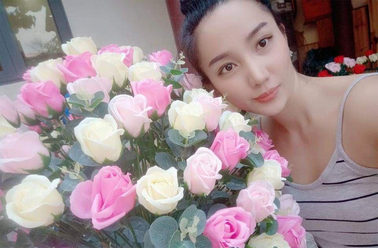 Không theo nghiệp diễn mà tình nguyện làm hậu phương cho chồng, hàng ngày ngoài việc chăm sóc chồng con, Quỳnh Anh còn làm trợ lý và tài xế cho Bảo Lâm. Ngoài ra, Quỳnh Anh còn làm chủ một shop hoa.