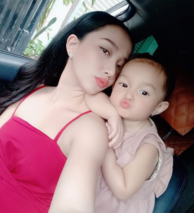 Theo chia sẻ của Bảo Lâm, vợ anh thấy chồng quyến rũ nhất khi mang tiền về nhà. Bởi vậy, anh có sở thích kỳ lạ là mỗi khi nhận tiền cát-sê, về nhà anh sẽ rải tiền khắp nhà từ tầng 1 tới tầng 3 để vợ nhặt trong vui sướng.