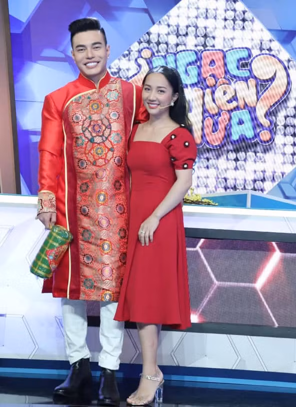 Năm 2017, Lê Dương Bảo Lâm kết hôn với Quỳnh Anh, cựu sinh viên trường Sân khấu Điện ảnh. Hai người đã tìm hiểu 7 năm mới về chung một nhà.