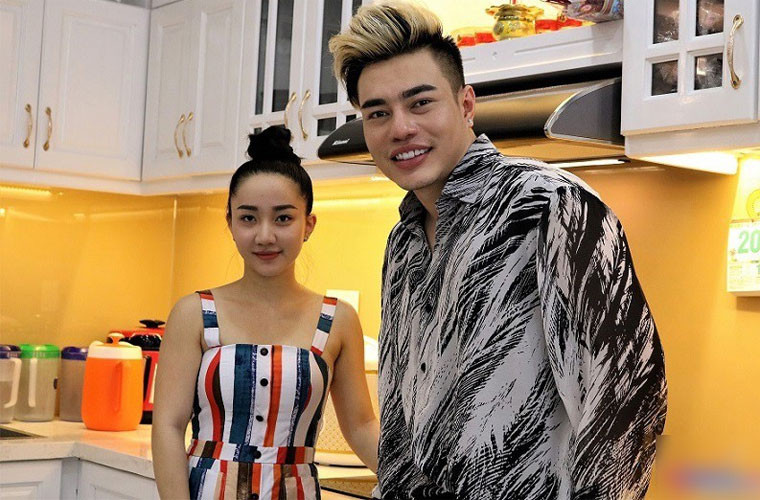 Ngoài nghề diễn, Lê Dương Bảo Lâm và vợ còn thường xuyên livestream quảng cáo sản phẩm cho các nhãn hàng. Chính công việc này đã giúp vợ chồng anh có cuộc sống sung túc như hiện tại.