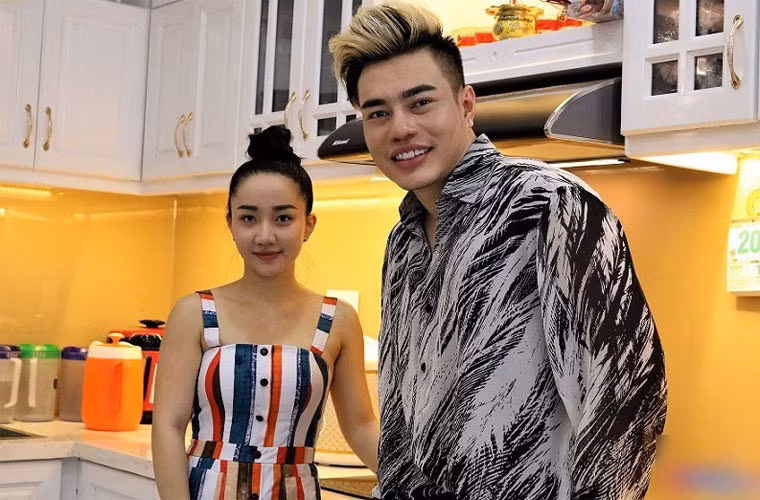 Ngoài nghề diễn, Lê Dương Bảo Lâm và vợ còn thường xuyên livestream quảng cáo sản phẩm cho các nhãn hàng. Chính công việc này đã giúp vợ chồng anh có cuộc sống sung túc như hiện tại.