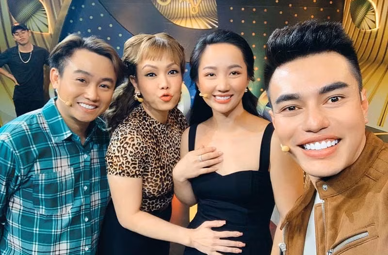 Quỳnh Anh luôn tạo mọi điều kiện để chồng phát triển sự nghiệp diễn viên. Hai vợ chồng có một bé gái tên Bảo Nhi và chuẩn bị có thêm một bé nữa trong năm nay.