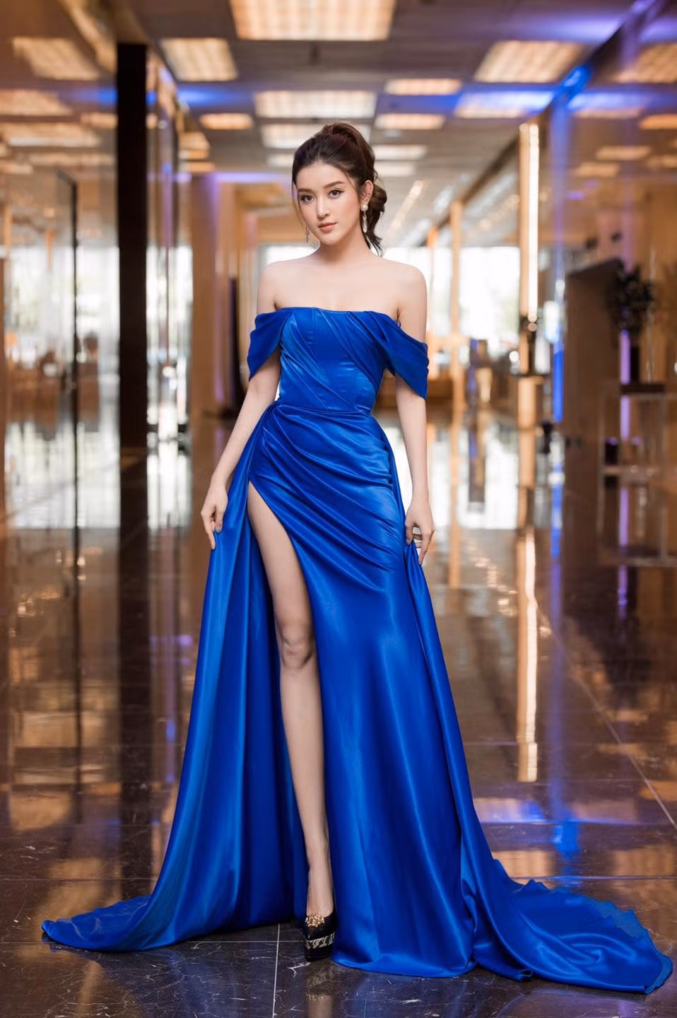 Những thiết kế khoe vai trần gợi cảm, xẻ tà cao cũng thường được nàng Á hậu lựa chọn.