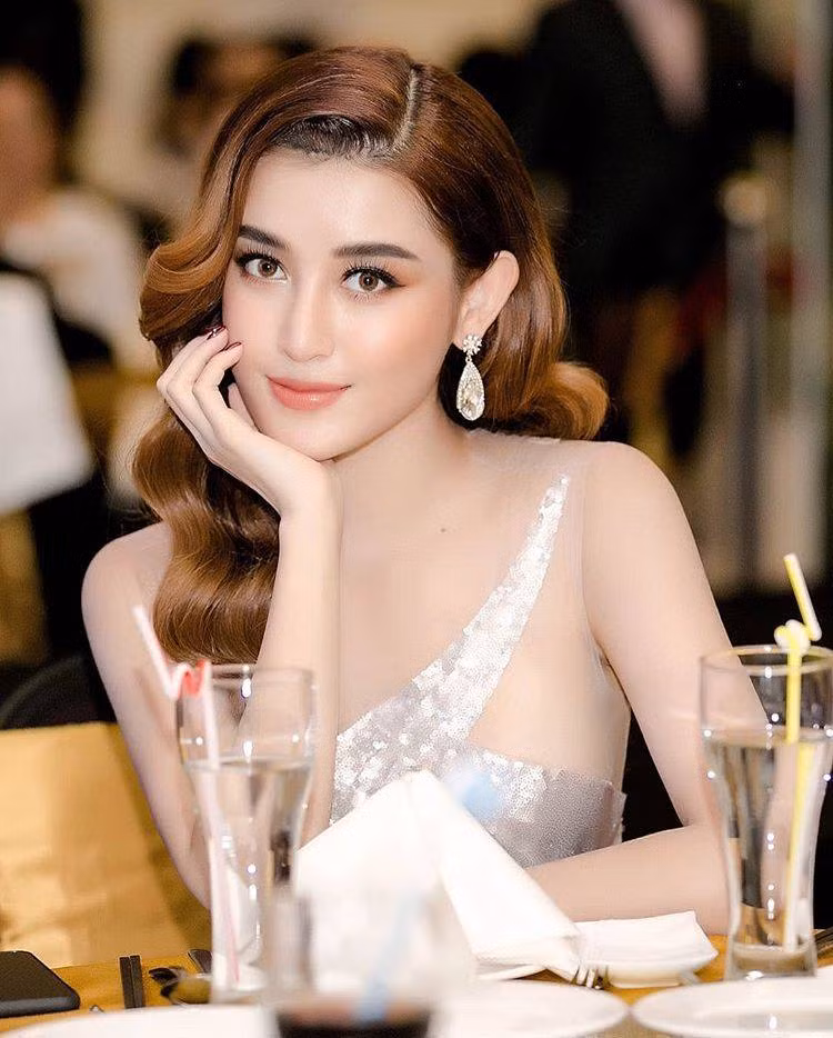 Vẻ đẹp gợi cảm của Á hậu Huyền My hút mắt cánh mày râu.