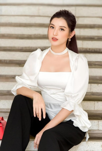 Chiếc áo khoét cổ rộng làm tôn lên thềm ngực trắng nõn nà của người đẹp.