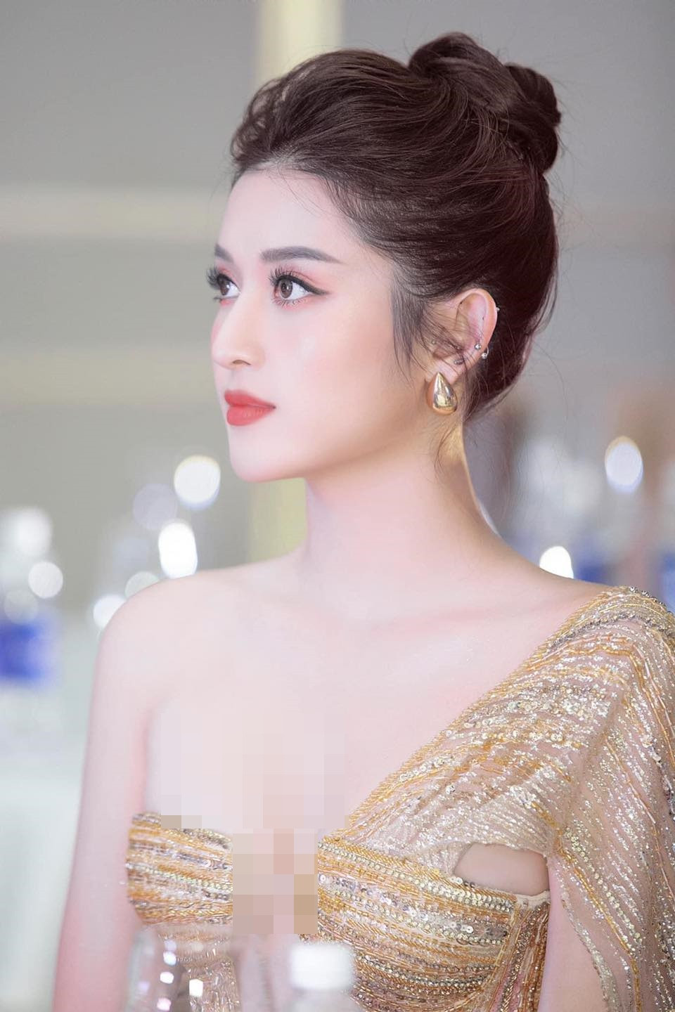 Chiếc đầm lệch vai đem lại vẻ đẹp kiêu sa cho mỹ nhân Hà thành.