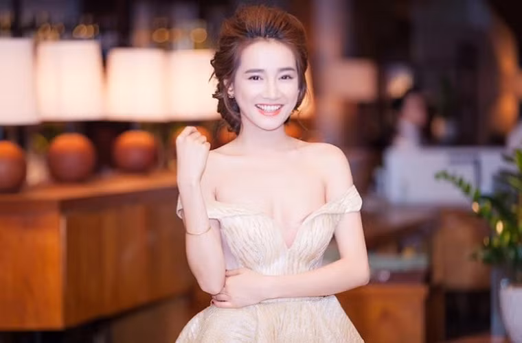 Chiếc váy cup ngực trễ nải phản chủ khiến Nhã Phương bị lộ miếng dán ngực.