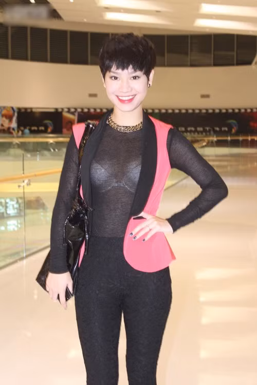 Nữ ca sĩ Trà My Idol mặc áo xuyên thấu màu đen nhưng lại chọn áo ngực màu trắng.