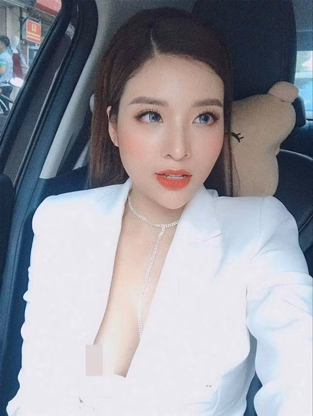 Người đẹp Phan Hoàng Thu bị lộ ngực vì mặc áo vest nhưng không mặc áo lót bên trong.