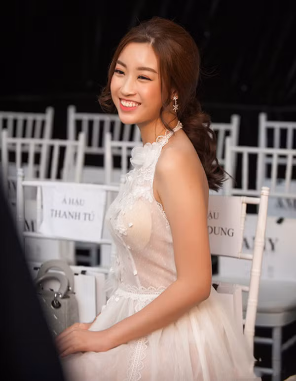 Hoa hậu Mỹ Linh lộ miếng mút độn che ngực trong trang phục xuyên thấu.