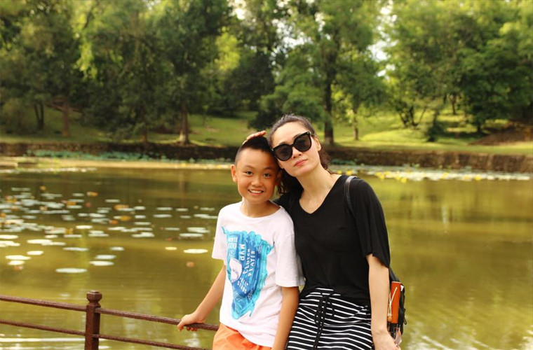 Trên trang cá nhân, thỉnh thoảng người đẹp họ Quách vẫn chia sẻ những khoảnh khắc đi du lịch cùng chồng con rất hạnh phúc.