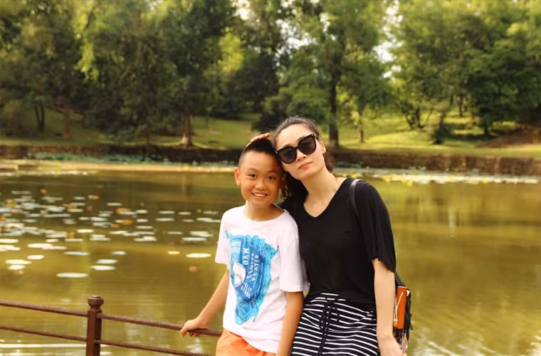 Trên trang cá nhân, thỉnh thoảng người đẹp họ Quách vẫn chia sẻ những khoảnh khắc đi du lịch cùng chồng con rất hạnh phúc.