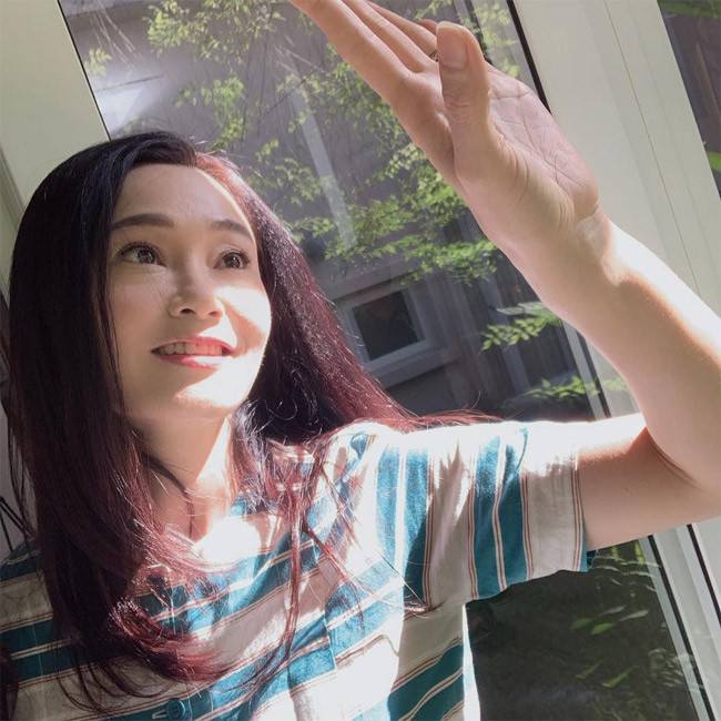 “Thế giới này sẽ không vì bạn buồn mà dừng lại, không vì bạn yếu đuối mà nâng đỡ. Thế giới này chỉ coi bạn là một phần tử bé nhỏ, mà phần tử bé nhỏ ấy chẳng thể ảnh hưởng đến guồng quay chung của thế giới. Cho nên, đau lòng thì ăn. Mệt mỏi thì ngủ. Bực tức xong thì cười thật tươi. Đó là “thuốc an thần” Phương tự kê cho mình”.