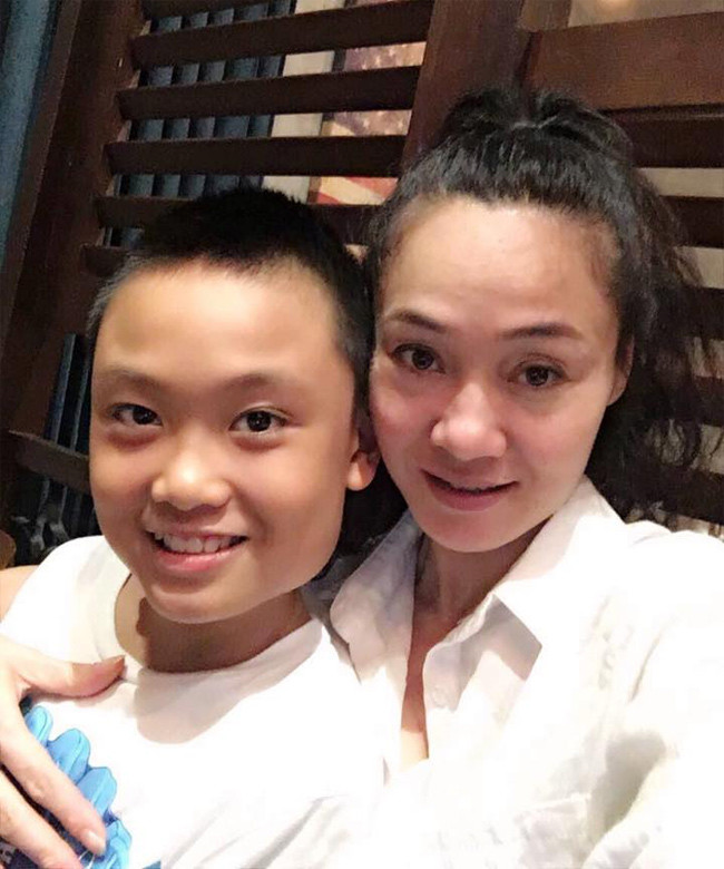 Cô muốn dành thời gian chăm sóc cho con trai mới sinh và gia đình trọn vẹn bởi không muốn con trai lại rơi vào cảnh thiệt thòi như lúc con gái mới sinh năm nào.