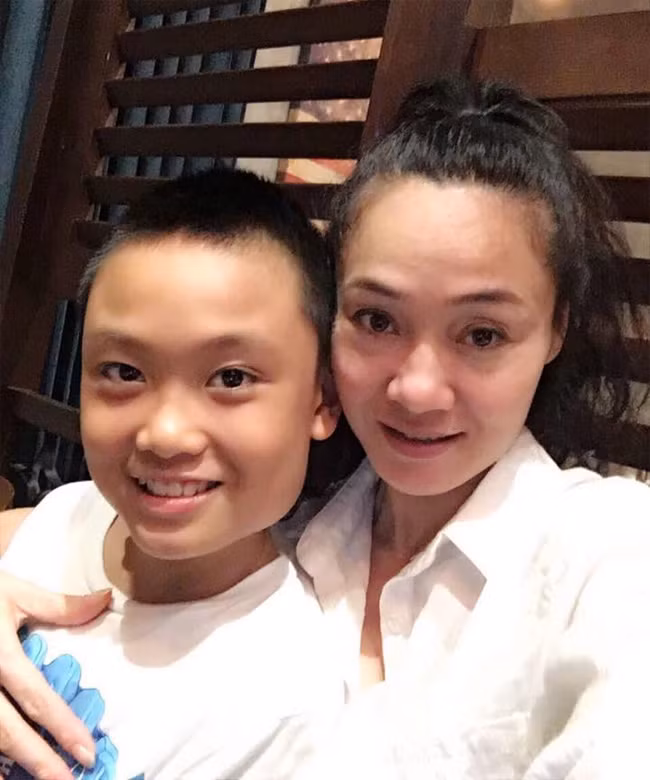 Cô muốn dành thời gian chăm sóc cho con trai mới sinh và gia đình trọn vẹn bởi không muốn con trai lại rơi vào cảnh thiệt thòi như lúc con gái mới sinh năm nào.