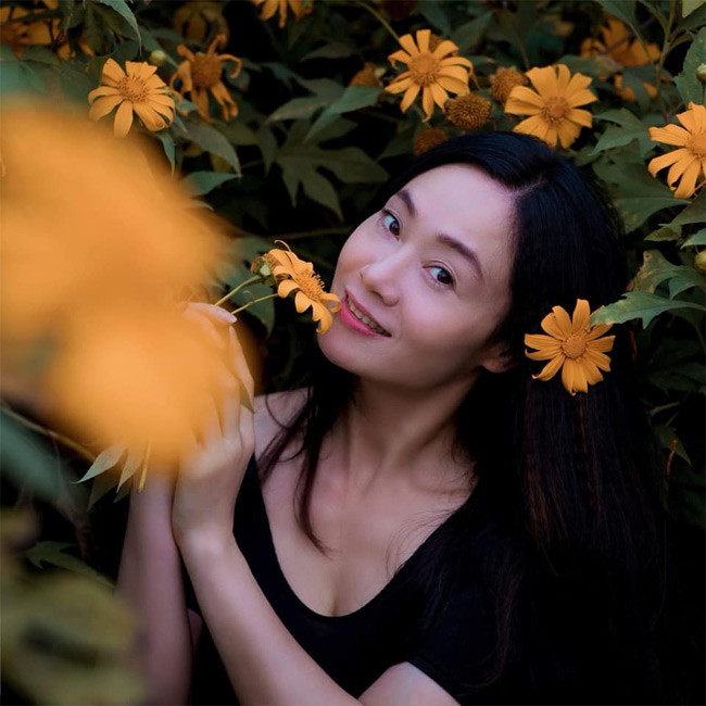 Yoga đã giúp Thu Phương không còn suy nghĩ tiêu cực, sống lạc quan hơn, biết hài lòng với cuộc sống mình đang có. Thấy được lợi ích của yoga, bà mẹ hai con quyết định đi học để trở thành giáo viên.