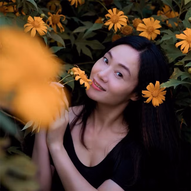 Yoga đã giúp Thu Phương không còn suy nghĩ tiêu cực, sống lạc quan hơn, biết hài lòng với cuộc sống mình đang có. Thấy được lợi ích của yoga, bà mẹ hai con quyết định đi học để trở thành giáo viên.