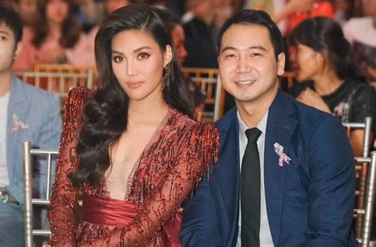 Chồng của Lan Khuê sinh năm 1987, xuất thân trong một gia đình giàu có. Bà nội của anh là cố doanh nhân Tư Hường - một trong những nữ doanh nhân nổi tiếng nhất Việt Nam. Tuấn John quản lý một khu resort nổi tiếng ở Nha Trang, đảm nhiệm vai trò Phó Chủ tịch Hiệp hội quảng bá du lịch Nha Trang.