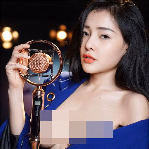 Ngân 98 gây nhức mắt với những trang phục mặc như cởi, những bộ ảnh khoe da thịt. Tháng 12/2019, “hot girl ngực khủng” còn lộ clip khỏa thân với hành động rất phản cảm.