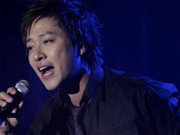 Tuấn Hưng được yêu mến từ khi tham gia nhóm nhạc Quả dưa dấu (thành lập vào năm 1998) nhờ ngoại hình điển trai cùng giọng hát trầm nội lực.