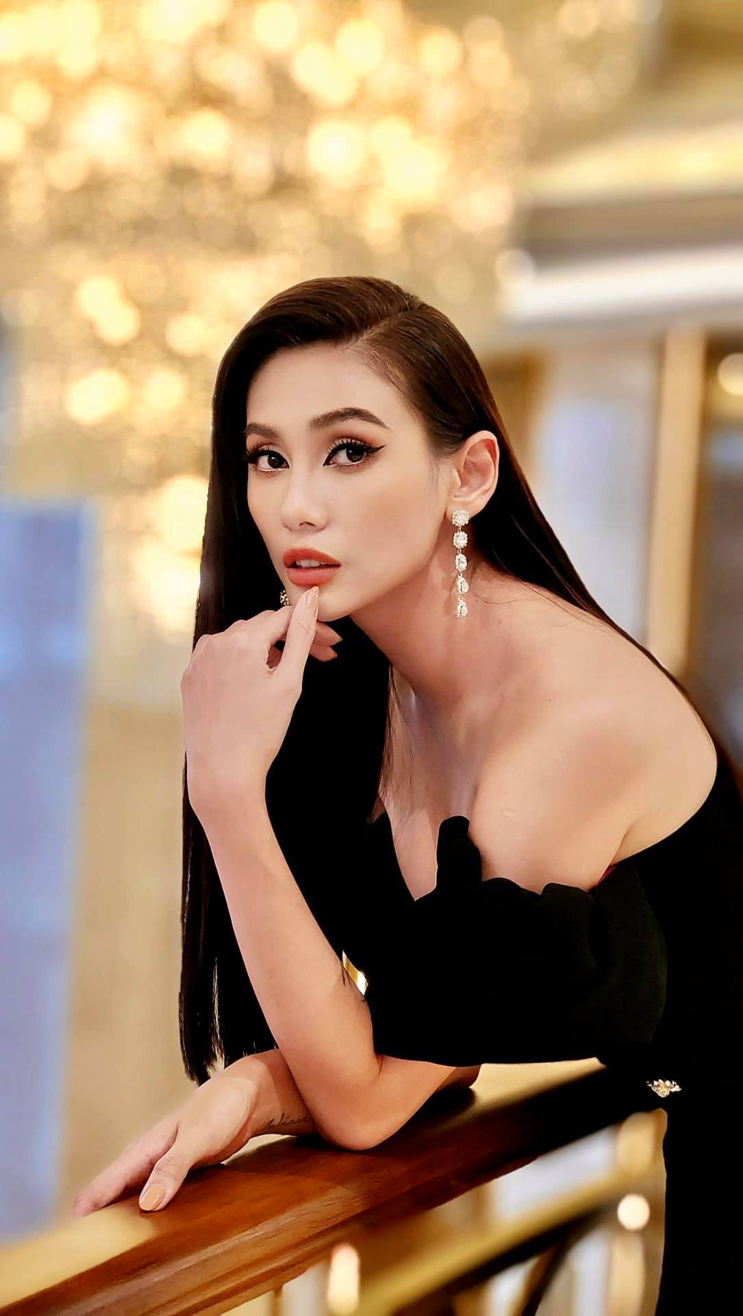 “Tôi rất thương người đàn ông ấy. Anh ấy đã có vợ và tôi không biết điều này. Thực ra, khi đến với nhau, tôi biết anh từng có vợ. Nhưng khi đó, anh ấy nói đã ly thân rồi. Người đàn ông này rất trẻ, thuộc thế hệ 8X. Sau mối tình này, tôi quyết định không yêu người trẻ tuổi nữa. Tôi không biết những người trẻ tuổi có thực lòng nghiêm túc với mình không? Hầu như câu trả lời là không”, Hoàng Yến chia sẻ.