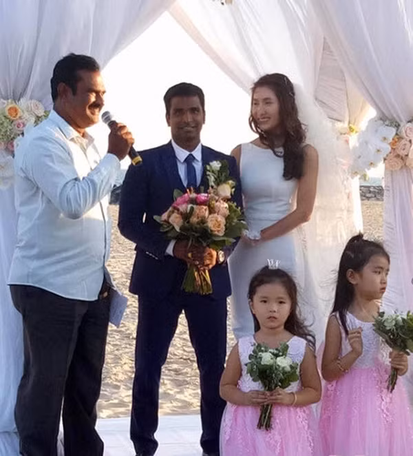 Năm 2017, nữ diễn viên sinh năm 1984 kết hôn với một thầy dạy yoga người Ấn Độ, anh Kilaparthy Eswar Rao, sau hơn 1 năm hẹn hò.