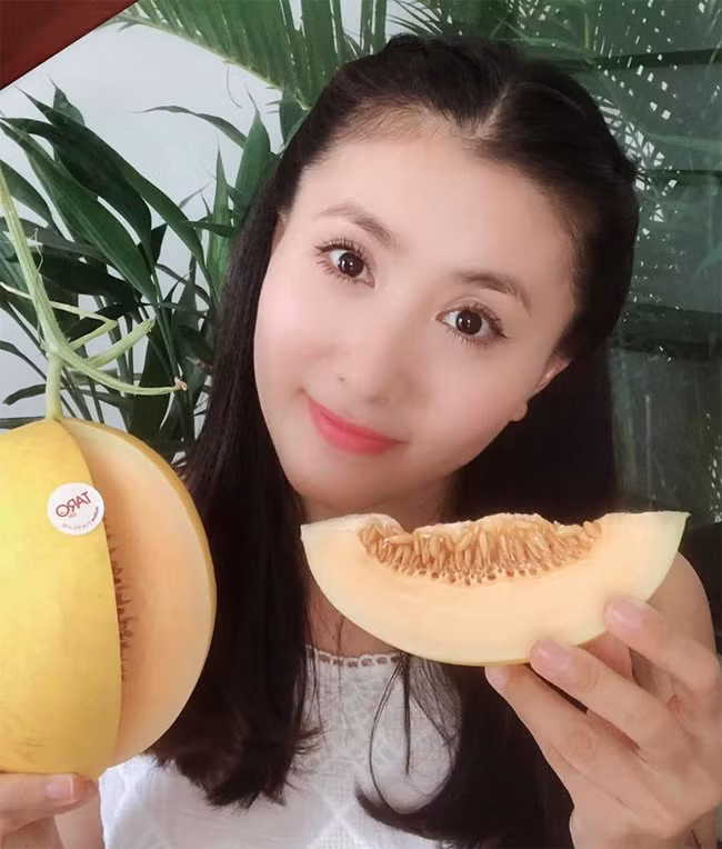 Mặc dù ít đi diễn, chỉ bán hàng online nhưng Nguyệt Ánh cũng không ỷ lại vào chồng. Nữ diễn viên cho biết trong gia đình cô cả hai vợ chồng cùng chia sẻ gánh vác kinh tế chứ không phân chia ra ai là người phải chịu trách nhiệm.