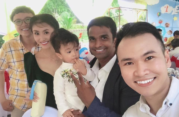 Mặc dù vậy, theo Nguyệt Ánh, chồng cô có ưu điểm là chăm con rất tốt từ việc ru con ngủ, pha sữa, nấu ăn, tắm rửa. Rao cũng rất yêu thương vợ.