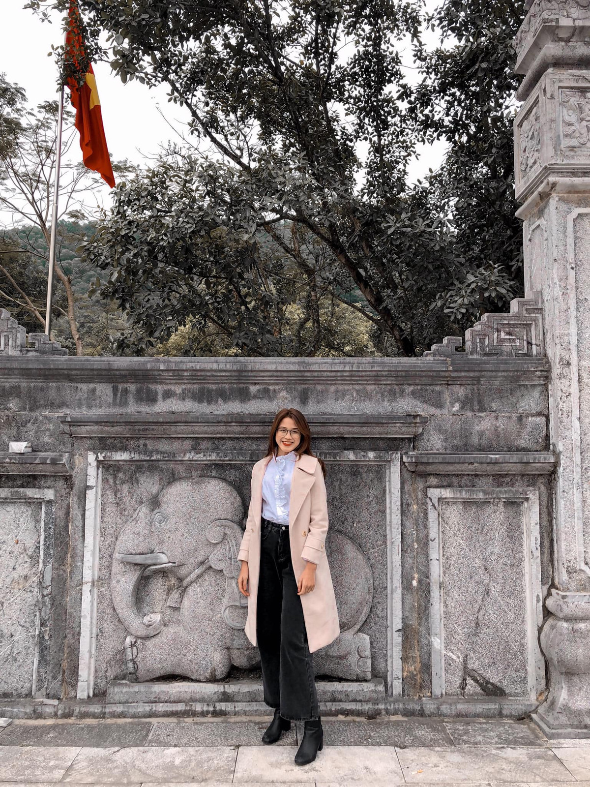 Nàng hậu còn được khen rất năng nổ trong các hoạt động ở trường, đặc biệt có năng khiếu múa hát.