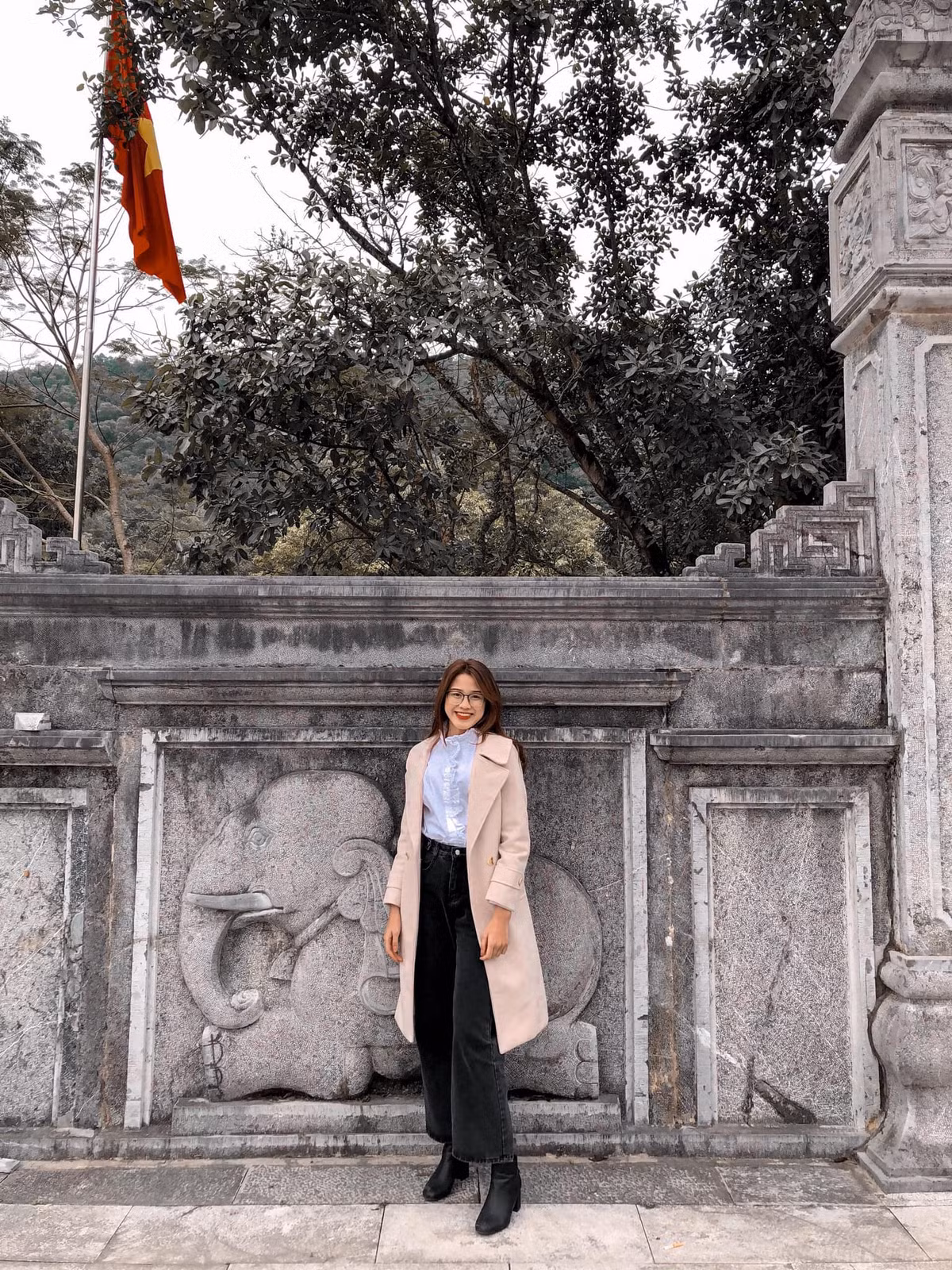 Nàng hậu còn được khen rất năng nổ trong các hoạt động ở trường, đặc biệt có năng khiếu múa hát.