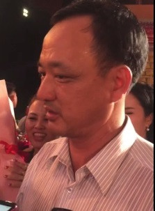 Chia sẻ với giới truyền thông, bố đẻ của tân Hoa hậu Việt Nam vỡ òa hạnh phúc trong khoảnh khắc con gái đăng quang. Ông hết lời khen con gái chăm ngoan, học giỏi và đặc biệt là có nhan sắc tự nhiên "không sửa sang gì".