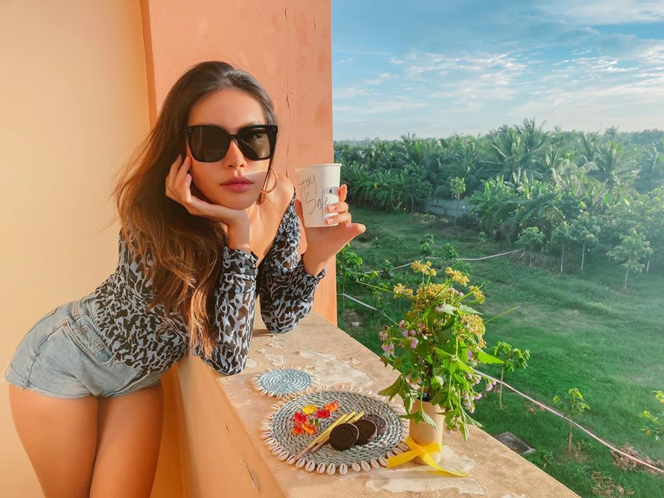 Minh Tú thư thái, sang chảnh trong khu cách ly.