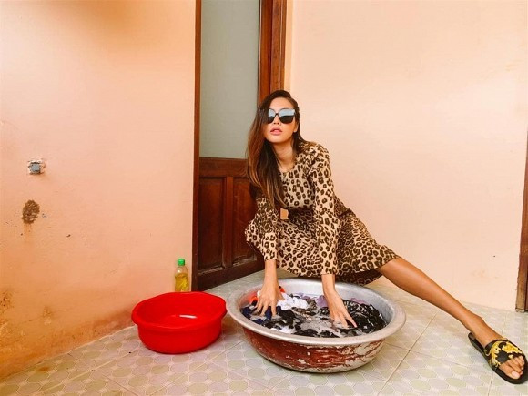 Khiến fan ''cười xỉu'', chân dài tiếp lời: ''Mọi người sao vậy, em thấy giặt đồ phải sang chảnh là tôn trọng bản thân và những côn trùng xung quanh mà''.