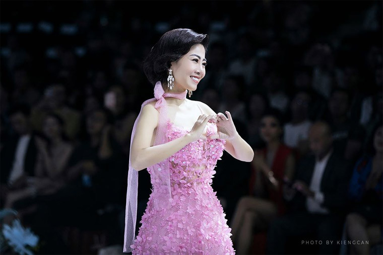 Bộ váy được nhà thiết kế thời trang Đức Vincie đưa ra giá khởi điểm là 5,5 triệu đồng. Hình thức đấu giá qua trang cá nhân, thời gian từ 1h sáng ngày 1/4 đến 20h ngày 8/4.