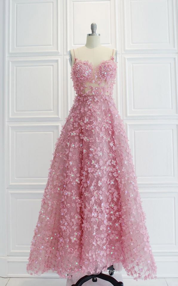 Theo nhà thiết kế, bộ váy được may bằng chất liệu ren nhập khẩu. Họa tiết là những bông hoa nổi 3D li ti tựa như tình cảm của hàng triệu khán giả dành tặng cho Mai Phương giúp nữ diễn viên có động lực vượt qua bệnh tật khi cô còn sống.