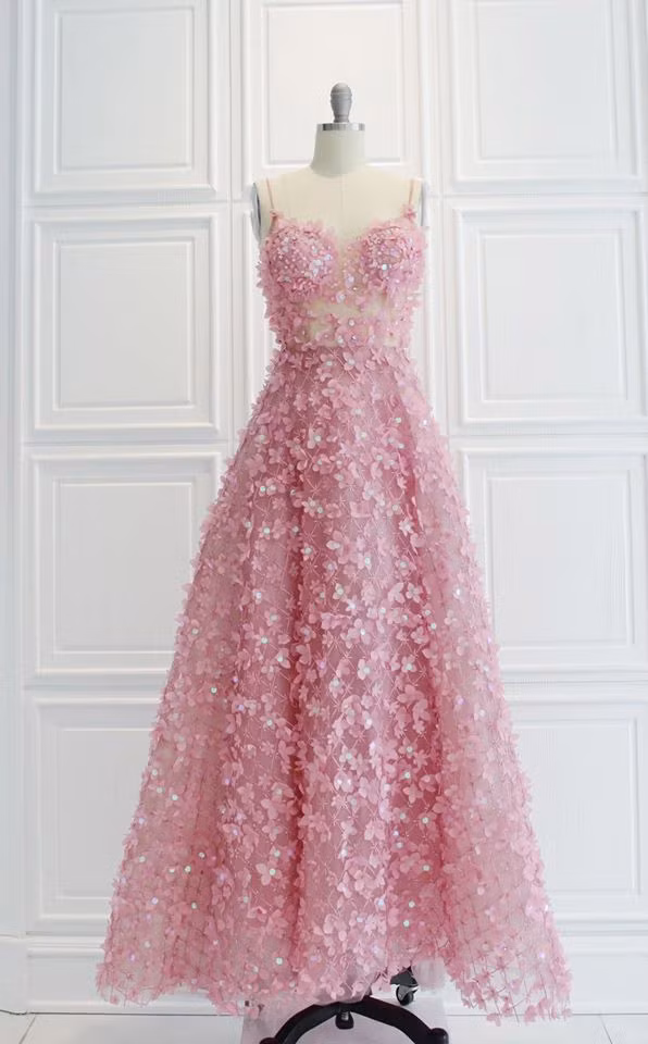 Theo nhà thiết kế, bộ váy được may bằng chất liệu ren nhập khẩu. Họa tiết là những bông hoa nổi 3D li ti tựa như tình cảm của hàng triệu khán giả dành tặng cho Mai Phương giúp nữ diễn viên có động lực vượt qua bệnh tật khi cô còn sống.