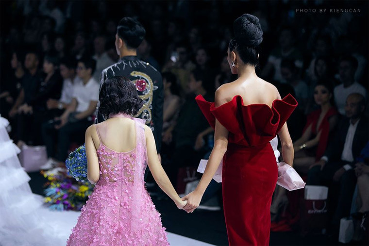 Chính vì thế, sự xuất hiện của Mai Phương trên sàn diễn thời trang đã nhận được sự ủng hộ nhiệt tình của khán giả có mặt trong đêm diễn.