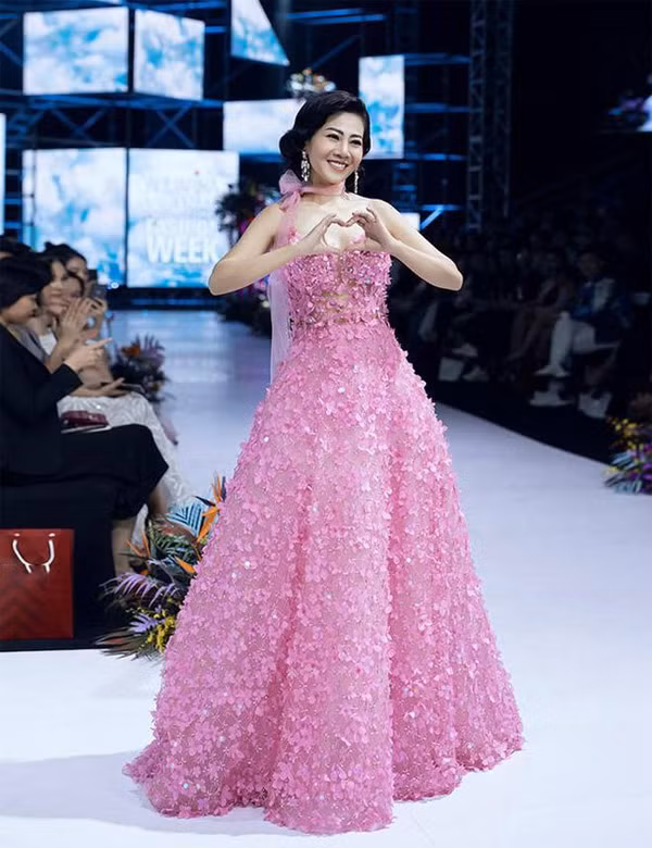 Được biết, thời điểm hiện tại đã có người trả giá chiếc váy 28 triệu đồng.