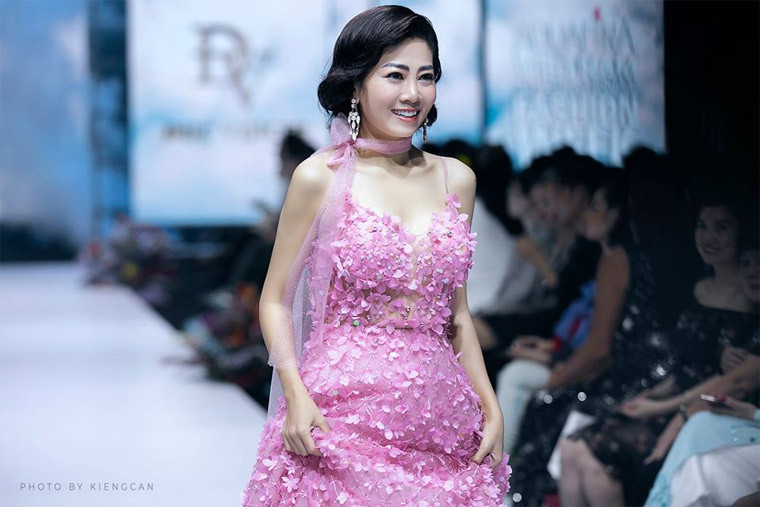 Trên 5000 bông hoa 3D đính trên váy là đá pha lê, vảy kim sa và kết hoa bằng thủ công. Chiếc váy được may và hoàn thành trong thời gian 30 ngày với 1 thợ cắt, 1 thợ may, 3 thợ kết.